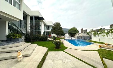 Casa Inteligente en Venta con Alberca, Ayamonte, Zapopan, Campo de golf.