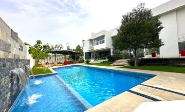 Casa Inteligente en Venta con Alberca, Ayamonte, Zapopan, Campo de golf.