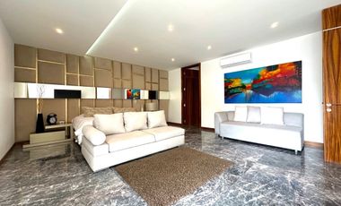 Casa Inteligente en Venta con Alberca, Ayamonte, Zapopan, Campo de golf.