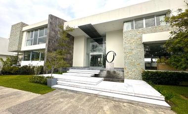 Casa Inteligente en Venta con Alberca, Ayamonte, Zapopan, Campo de golf.
