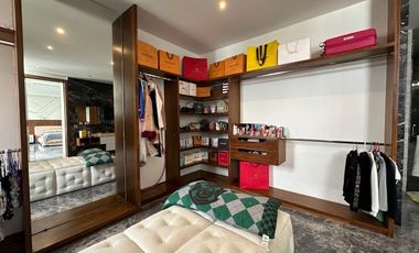 Casa Inteligente en Venta con Alberca, Ayamonte, Zapopan, Campo de golf.