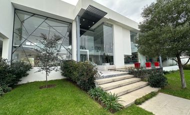 Casa Inteligente en Venta con Alberca, Ayamonte, Zapopan, Campo de golf.