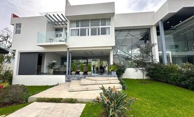 Casa Inteligente en Venta con Alberca, Ayamonte, Zapopan, Campo de golf.