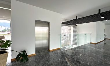 Casa Inteligente en Venta con Alberca, Ayamonte, Zapopan, Campo de golf.