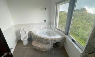 Se Vende Moderna Casa en la Urbanización Las Nubes del Valle de Antón