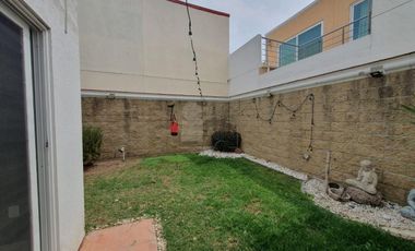 Casa en venta en zona Sur de León en Natura Residencial con jardín excedente!