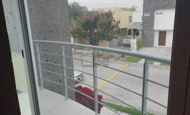 Casa en venta en zona Sur de León en Natura Residencial con jardín excedente!