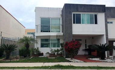 Casa en venta en zona Sur de León en Natura Residencial con jardín excedente!