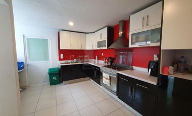 Casa en venta en zona Sur de León en Natura Residencial con jardín excedente!