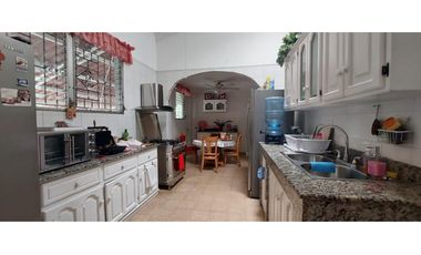 VENDO AMPLIA CASA DE 2 PISOS EN MIRAFLORES $420.000!!!