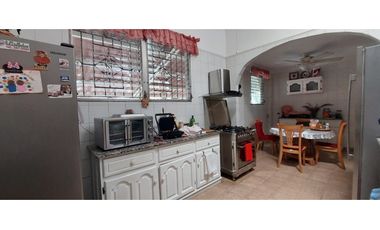 VENDO AMPLIA CASA DE 2 PISOS EN MIRAFLORES $420.000!!!