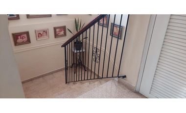 VENDO AMPLIA CASA DE 2 PISOS EN MIRAFLORES $420.000!!!