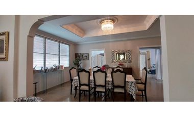 VENDO AMPLIA CASA DE 2 PISOS EN MIRAFLORES $420.000!!!