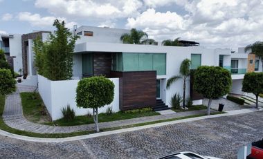 VENDO CASA EN ESQUINA LOMAS DE ANGELOPOLIS 2