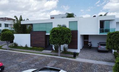 VENDO CASA EN ESQUINA LOMAS DE ANGELOPOLIS 2