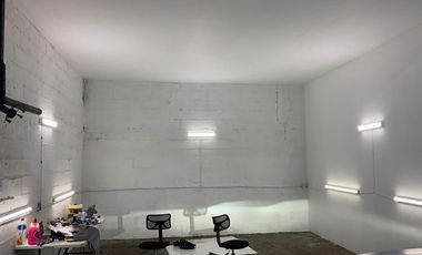 Bodega en renta, frente a Avenida Lazaro Cárdenas.