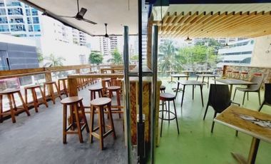 Local remodelado en esquina con terraza ubicado en Av Balboa. (AA