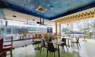 Local remodelado en esquina con terraza ubicado en Av Balboa. (AA
