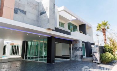 Modern Luxury House in a prime area of Chiang Mai