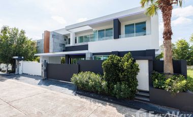 Modern Luxury House in a prime area of Chiang Mai