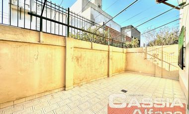 CHALET EN PH INTERNO, 3 AMBIENTES PERFECTO ESTADO CON AMPLIO PATIO Y  FONDO VERDE