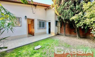 CHALET EN PH INTERNO, 3 AMBIENTES PERFECTO ESTADO CON AMPLIO PATIO Y  FONDO VERDE