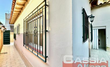 CHALET EN PH INTERNO, 3 AMBIENTES PERFECTO ESTADO CON AMPLIO PATIO Y  FONDO VERDE