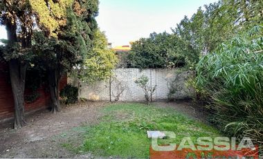 CHALET EN PH INTERNO, 3 AMBIENTES PERFECTO ESTADO CON AMPLIO PATIO Y  FONDO VERDE