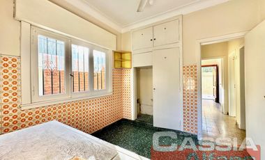 CHALET EN PH INTERNO, 3 AMBIENTES PERFECTO ESTADO CON AMPLIO PATIO Y  FONDO VERDE