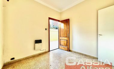 CHALET EN PH INTERNO, 3 AMBIENTES PERFECTO ESTADO CON AMPLIO PATIO Y  FONDO VERDE