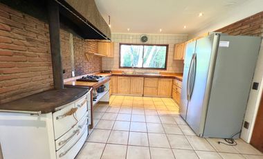 Hermosa casa con amplio jardín y bosque