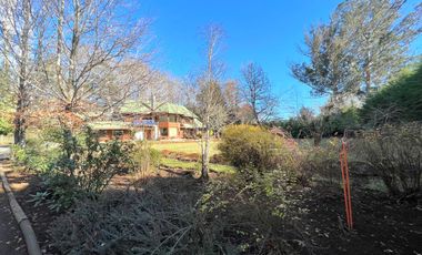 Hermosa casa con amplio jardín y bosque