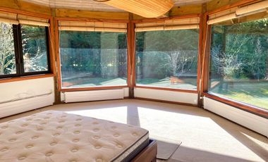 Hermosa casa con amplio jardín y bosque