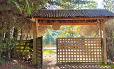 Hermosa casa con amplio jardín y bosque