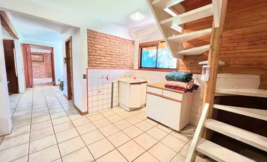 Hermosa casa con amplio jardín y bosque