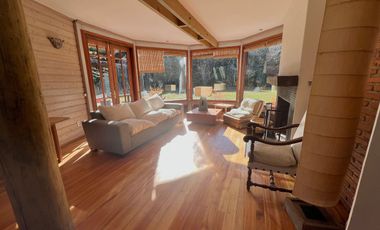 Hermosa casa con amplio jardín y bosque