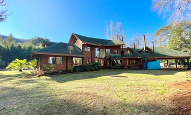 Hermosa casa con amplio jardín y bosque