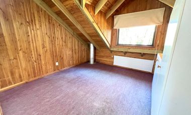 Hermosa casa con amplio jardín y bosque