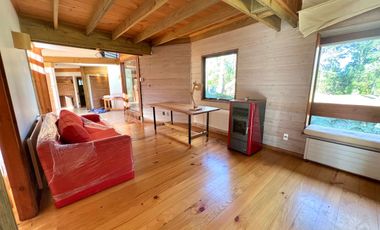 Hermosa casa con amplio jardín y bosque