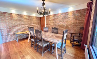 Hermosa casa con amplio jardín y bosque