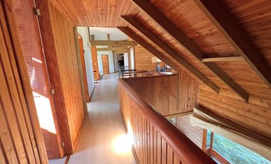 Hermosa casa con amplio jardín y bosque