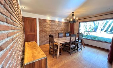 Hermosa casa con amplio jardín y bosque