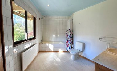 Hermosa casa con amplio jardín y bosque