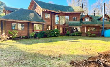 Hermosa casa con amplio jardín y bosque