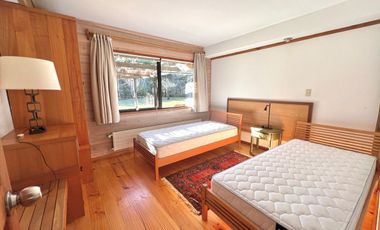 Hermosa casa con amplio jardín y bosque