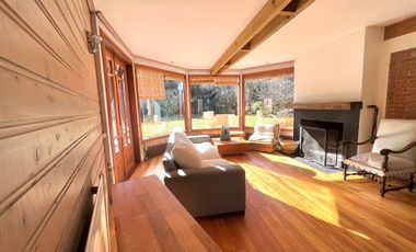 Hermosa casa con amplio jardín y bosque