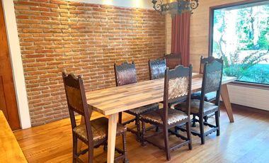 Hermosa casa con amplio jardín y bosque