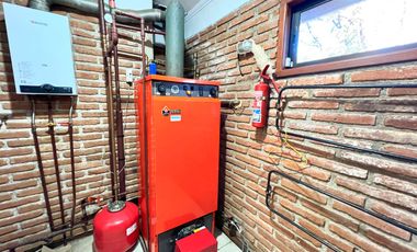 Hermosa casa con amplio jardín y bosque