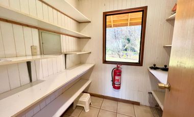 Hermosa casa con amplio jardín y bosque