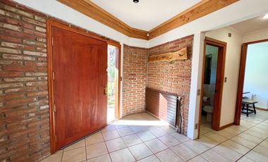 Hermosa casa con amplio jardín y bosque